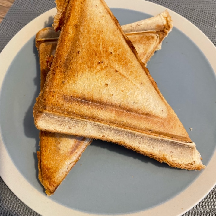 キャンプにもおすすめ！トマトとチーズのホットサンド